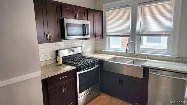 864 Nottingham Rd, Unit 12 in Grosse Pointe Park, MI - Foto de edificio - Building Photo