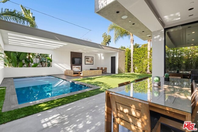 property at 853 N Kilkea Dr