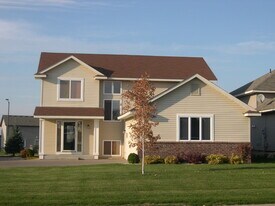 2853 Wyndam Ct in Shakopee, MN - Building Photo