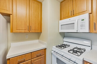 Sea Breeze Apartments for rent in Marina, CA in Marina, CA - Building Photo - Building Photo