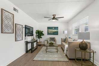 SoHo Apartments in Tampa, FL - Building Photo - Building Photo