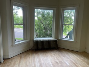319 N 4th Ave W, Unit 319 in Duluth, MN - Foto de edificio - Building Photo