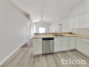 176 Dakota Ave in Groveland, FL - Foto de edificio - Building Photo