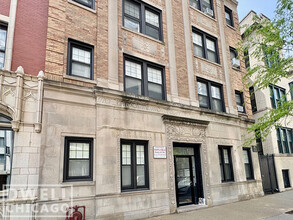 515 W Belmont Ave in Chicago, IL - Foto de edificio - Building Photo