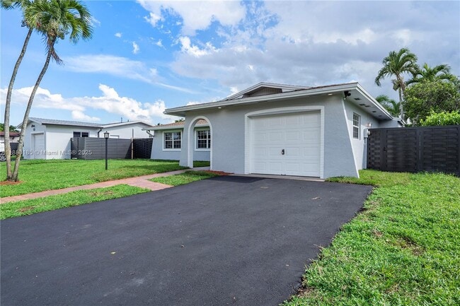 11240 Sheridan St in Pembroke Pines, FL - Building Photo - Building Photo