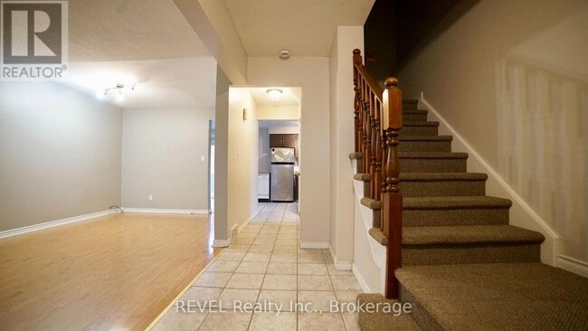 32 Vintage Crescent in St Catharines, ON - Building Photo - Building Photo