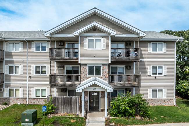 Oak Crossing in Grimes, IA - Foto de edificio - Building Photo