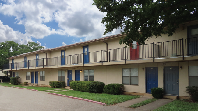 The Oaks Apartments in Brownwood, TX - Building Photo - Building Photo