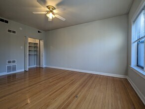 2234 W Wilson Ave, Unit 201 in Chicago, IL - Building Photo - Building Photo