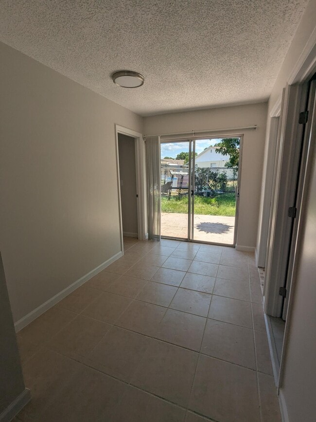 4552 SE Ontario Dr in Stuart, FL - Building Photo - Building Photo