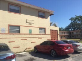 2551 NW 13th St in Miami, FL - Building Photo