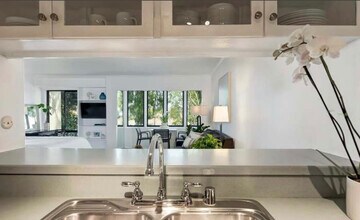 950 N Kings Rd, Unit 346 in West Hollywood, CA - Building Photo - Building Photo