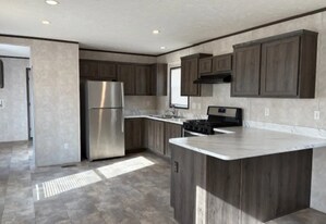 28 W Legrand Ave in Howell, MI - Building Photo