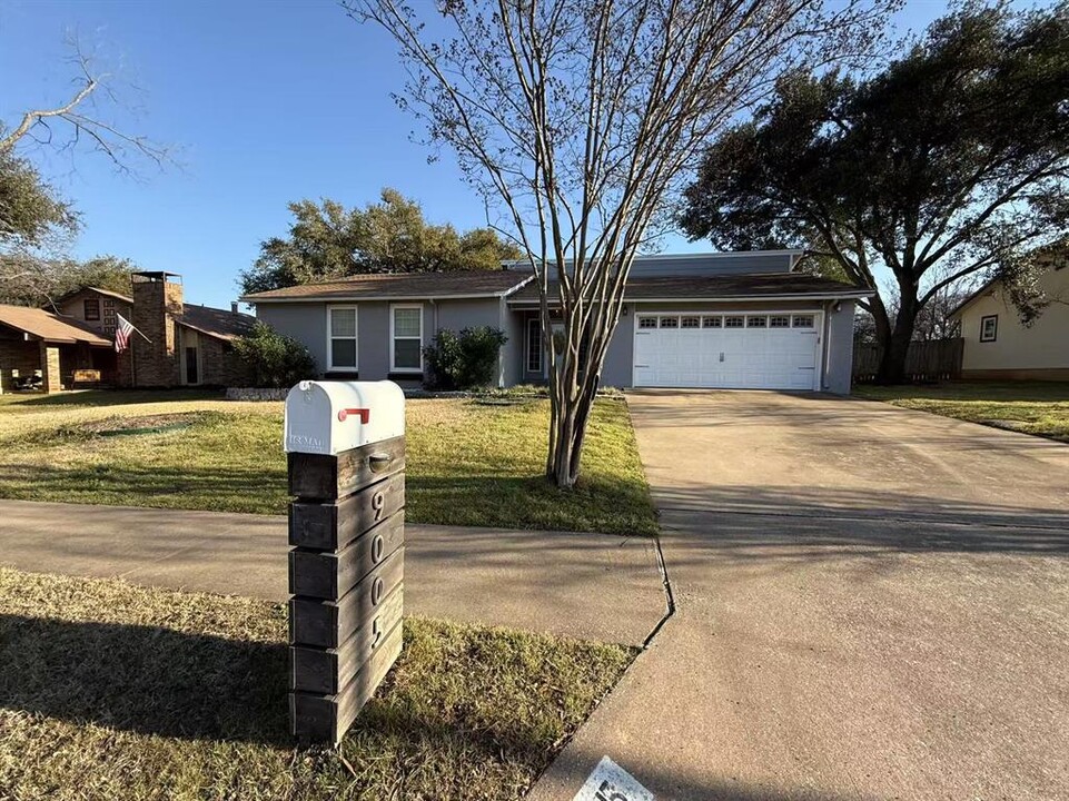 9005 Bubbling Springs Trail in Austin, TX - Building Photo