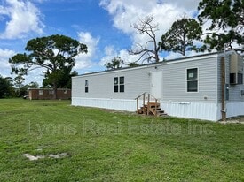 8086 Heck Dr in North Fort Myers, FL - Building Photo