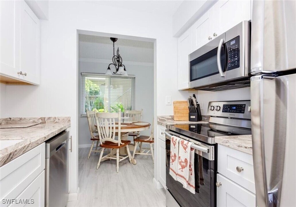 372 4th Ave S in Naples, FL - Building Photo