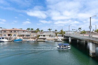 16592 Grimaud Ln in Huntington Beach, CA - Foto de edificio - Building Photo