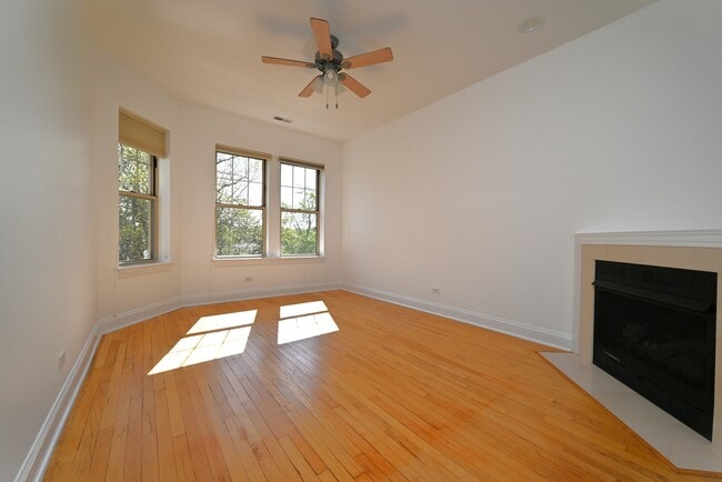 7404 N Oakley Ave in Chicago, IL - Building Photo - Building Photo