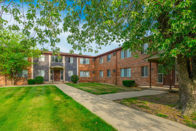 Golf Manor Apartments in Roseville, MI - Foto de edificio - Building Photo