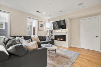 280 Gold St, Unit 5 in Boston, MA - Building Photo - Building Photo