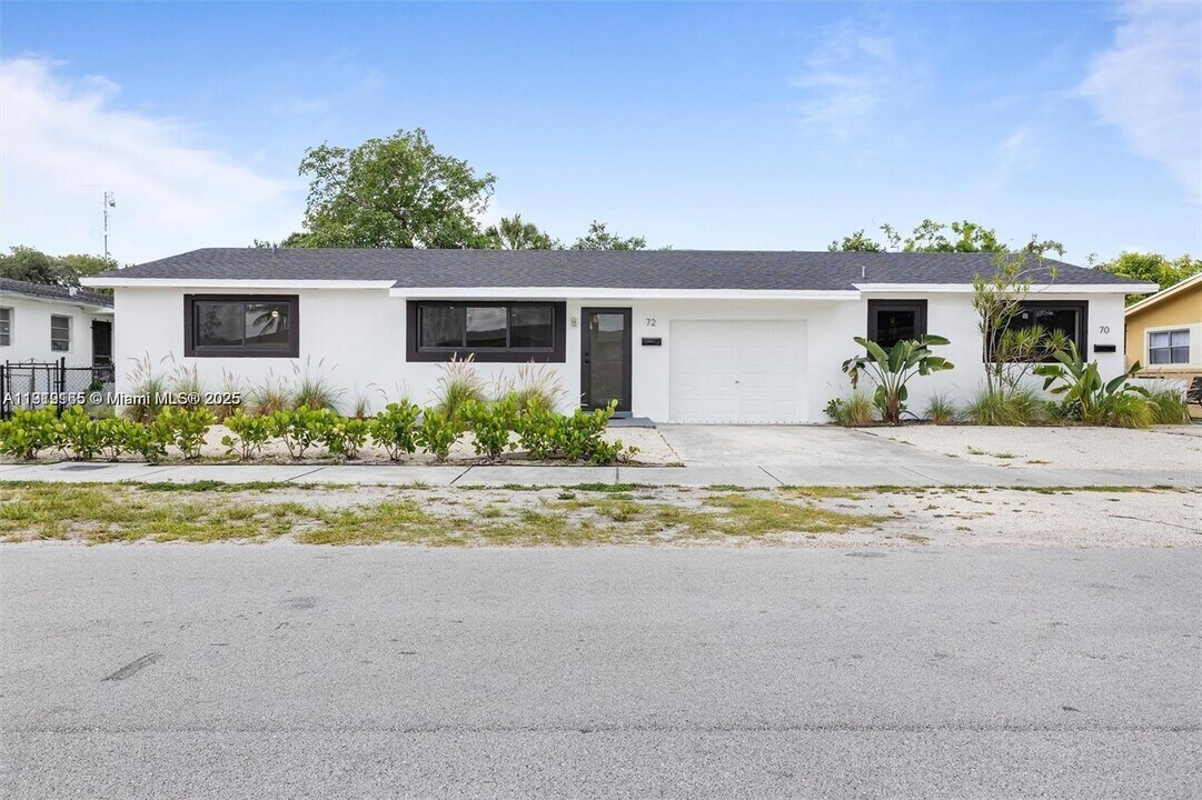 72 NE 186th Terrace in Miami, FL - Building Photo