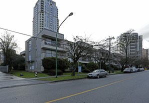 Cedardale Court in Burnaby, BC - Building Photo