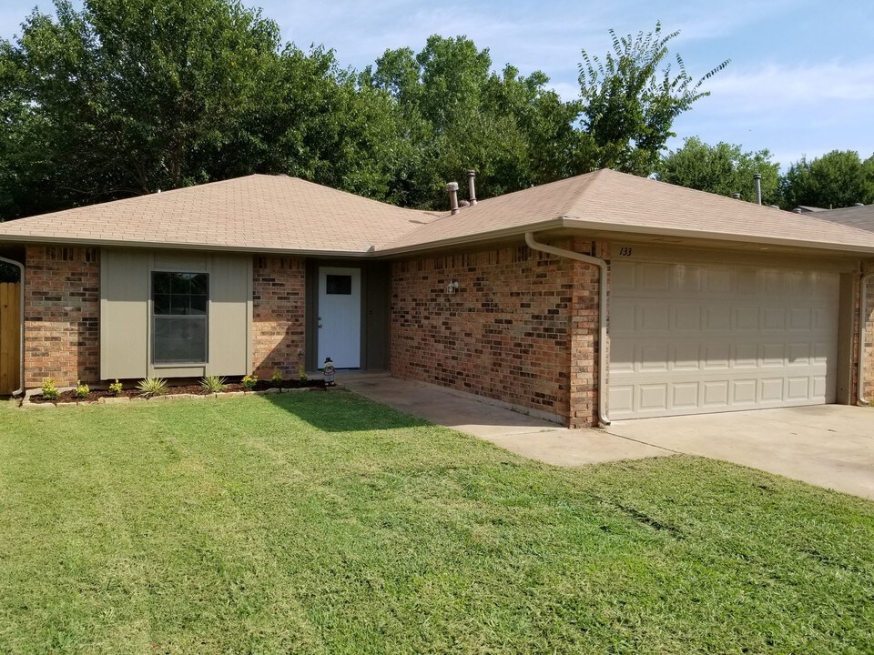 133 Brad St in Edmond, OK - Building Photo