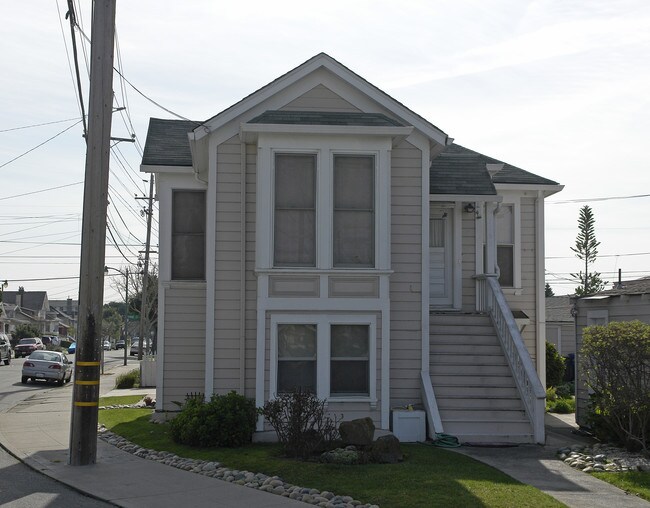 1152 Versailles Ave in Alameda, CA - Foto de edificio - Building Photo