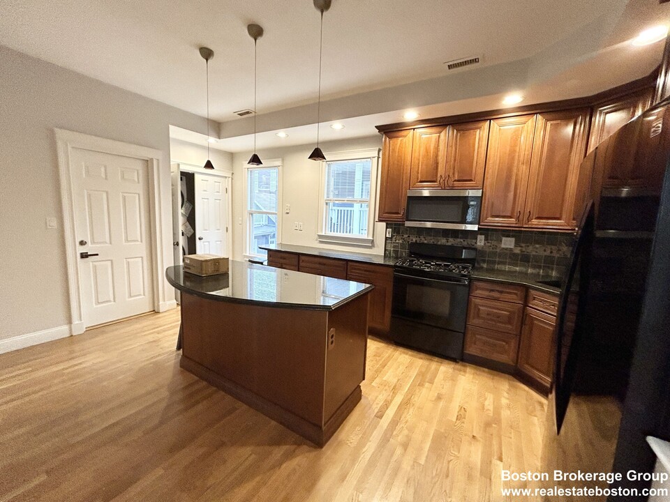 12 Buttonwood St, Unit #3 in Boston, MA - Building Photo