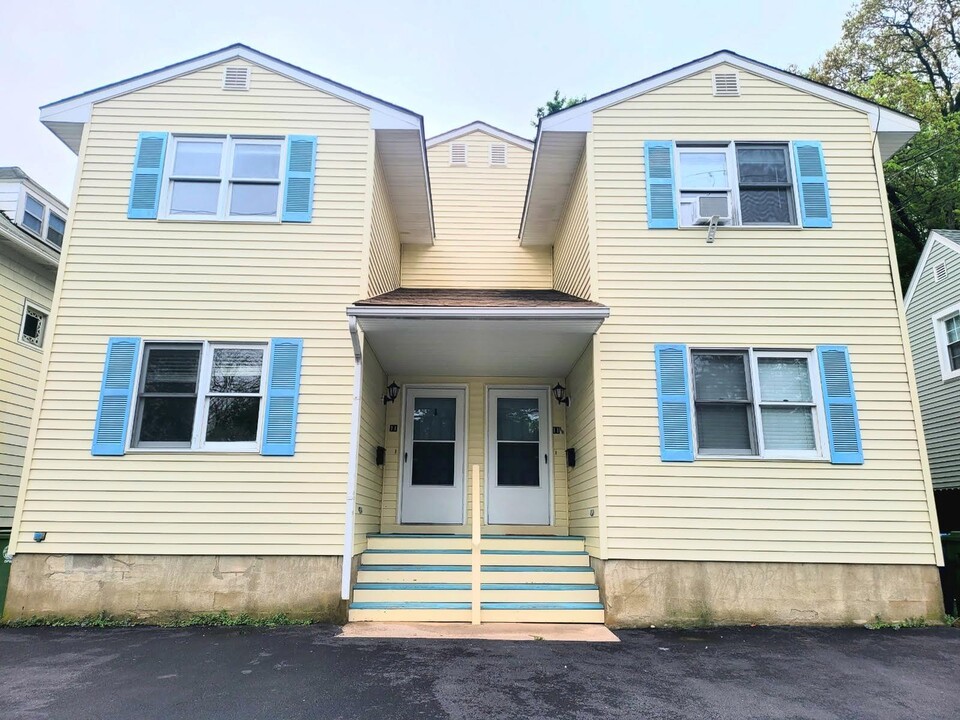 11 Maryland Ave in Middletown, NY - Building Photo
