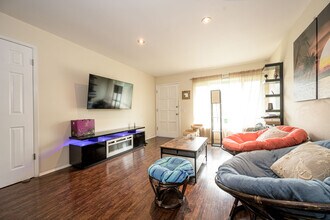 7100 Cerritos Ave, Unit 104 in Stanton, CA - Foto de edificio - Building Photo
