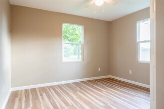 130 E Bernard St in Clute, TX - Building Photo - Building Photo