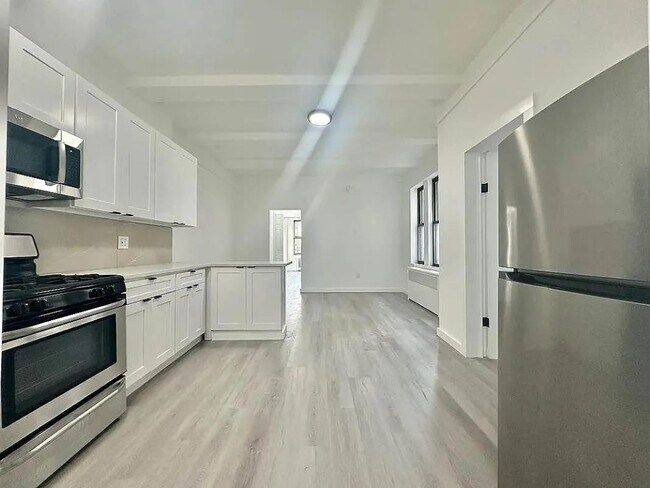 property at 157 E 72nd St