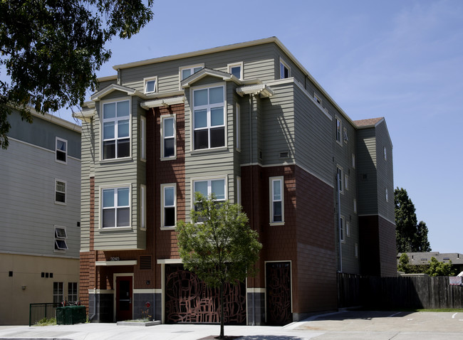 Harmon Gardens Apartments in Berkeley, CA - Building Photo - Building Photo