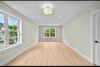 129 Stanwood St, Unit 1 in Providence, RI - Foto de edificio - Building Photo