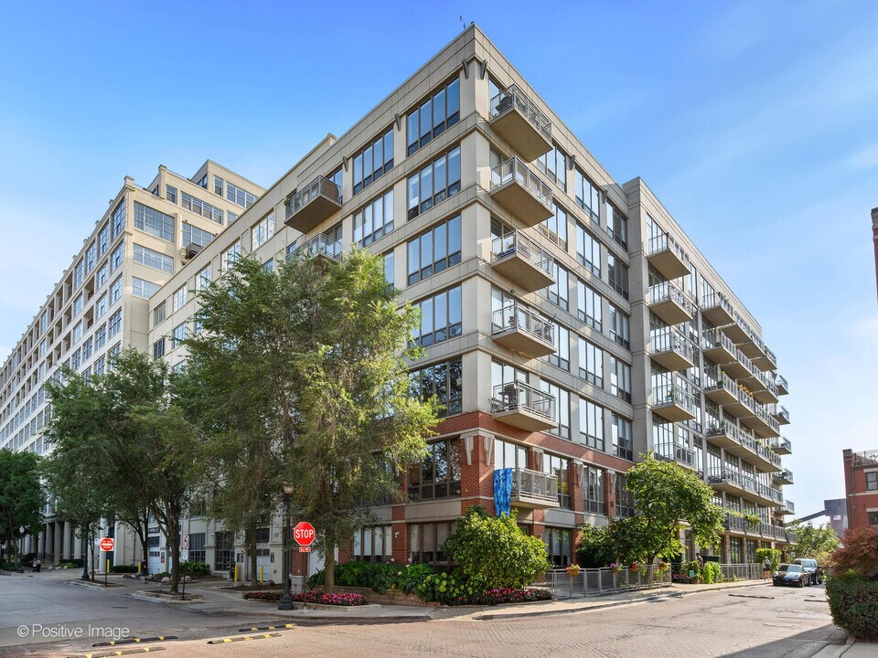 1000 N Kingsbury St in Chicago, IL - Foto de edificio