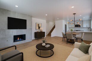 6525 La Mirada Ave in Los Angeles, CA - Building Photo