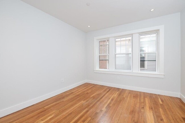 22 Forest St, Unit 3 in Cambridge, MA - Foto de edificio - Building Photo