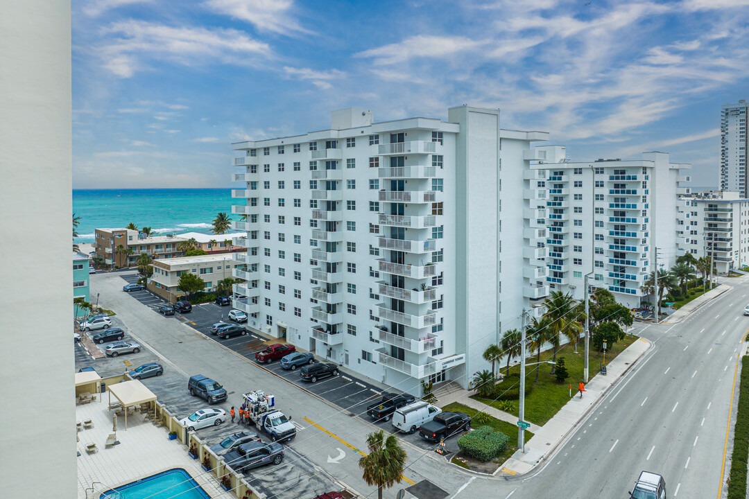 Cambridge Towers in Hollywood, FL - Building Photo