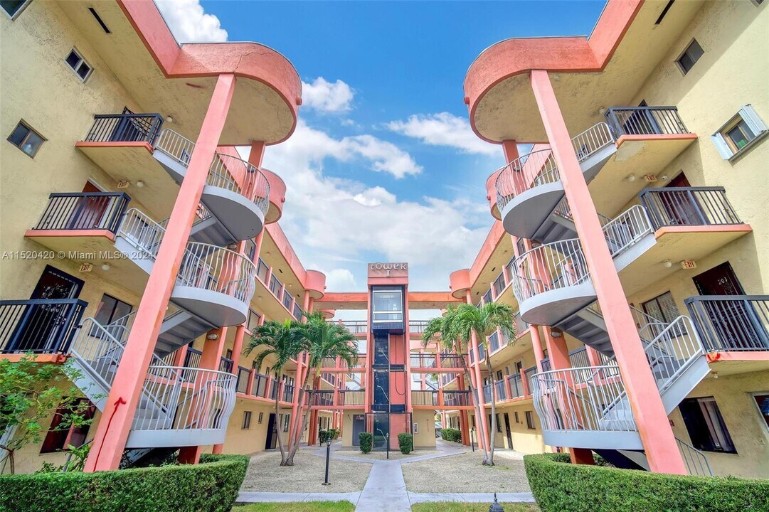 5300 W 21st Ct, Unit 312 in Hialeah, FL - Foto de edificio