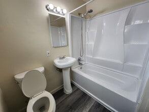 5626 53rd St in Sacramento, CA - Foto de edificio - Building Photo