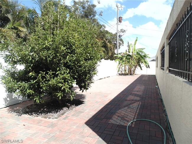 1129 SE 36th St in Cape Coral, FL - Foto de edificio - Building Photo