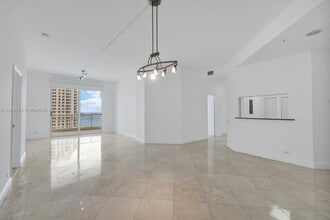 888 Brickell Key Dr, Unit 2607 in Miami, FL - Foto de edificio - Building Photo