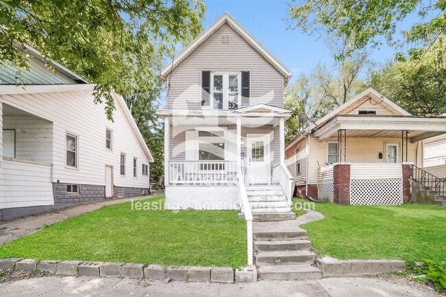 property at 318 E Thrush Ave