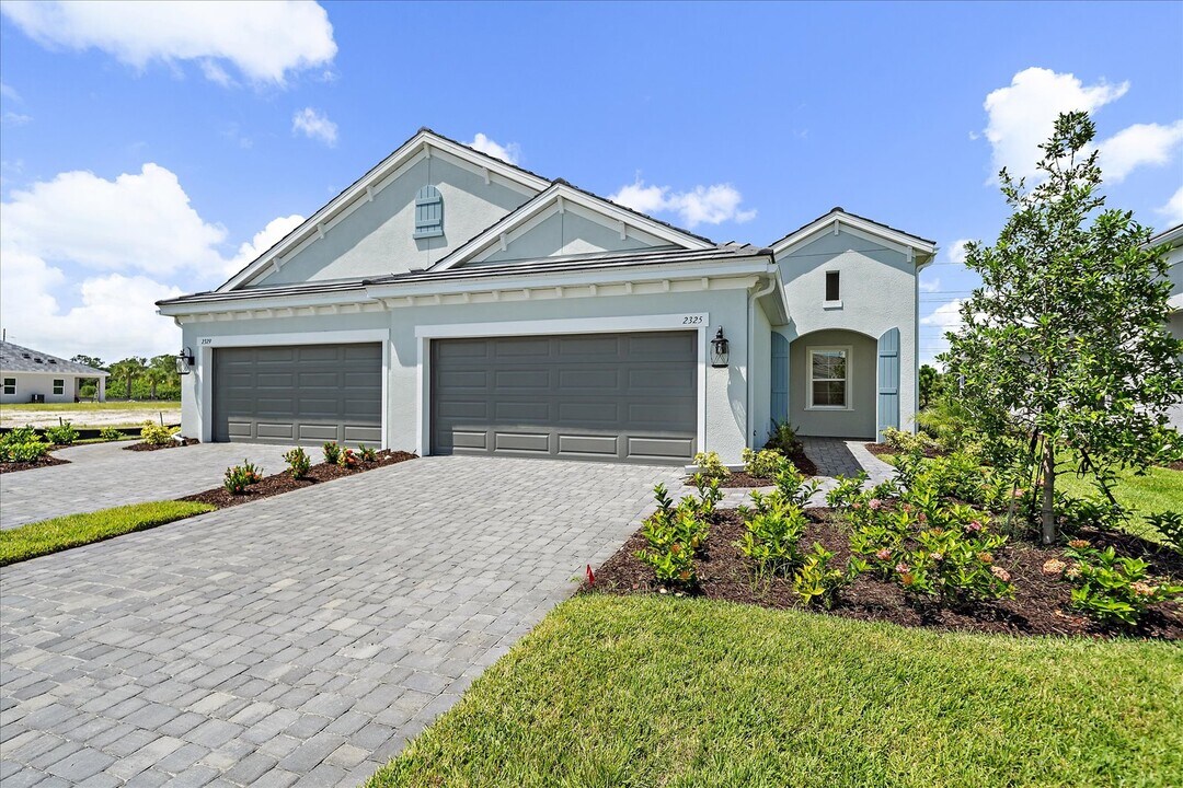 2325 Blue Mahoe Ln in Sarasota, FL - Building Photo