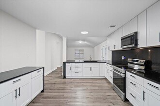 158 Oak River Dr in Cedar Creek, TX - Building Photo - Building Photo