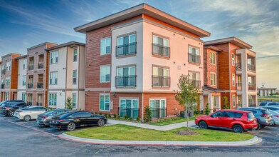 Solarium Apartments in Dallas, TX - Foto de edificio - Building Photo