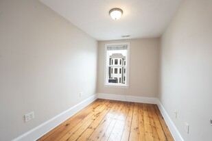 325 Dorchester St, Unit 2 in Boston, MA - Building Photo - Building Photo