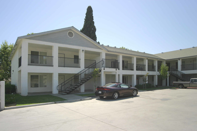 Cedarwood Apartments in Madera, CA - Foto de edificio - Building Photo