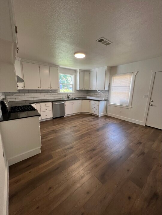 2409 23rd St, Unit Upstairs in Sacramento, CA - Foto de edificio